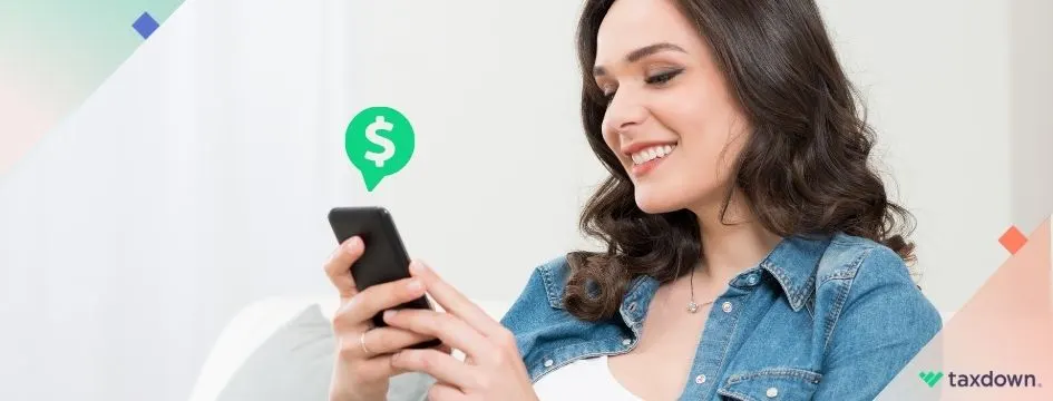 mujer checando su saldo a favor con la app de taxdown