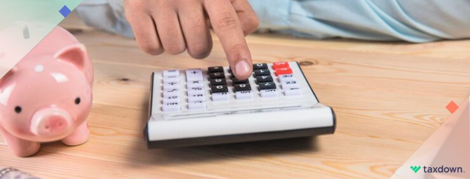 Hombre calculando presupuesto cuesta de enero